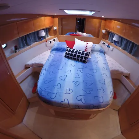 Botel Yacht