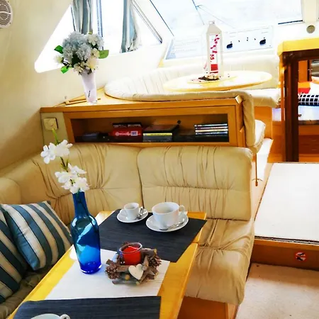 Botel Yacht *