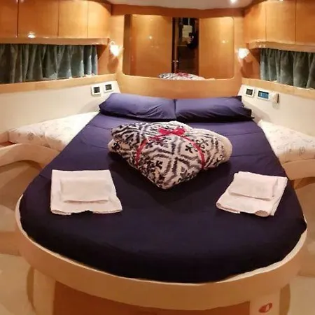 Botel Yacht *
